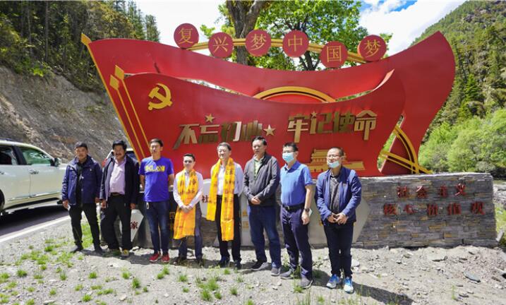 尊龙凯时集团党委书记、董事长任丁率队赴麻格同村推进对口帮扶工作