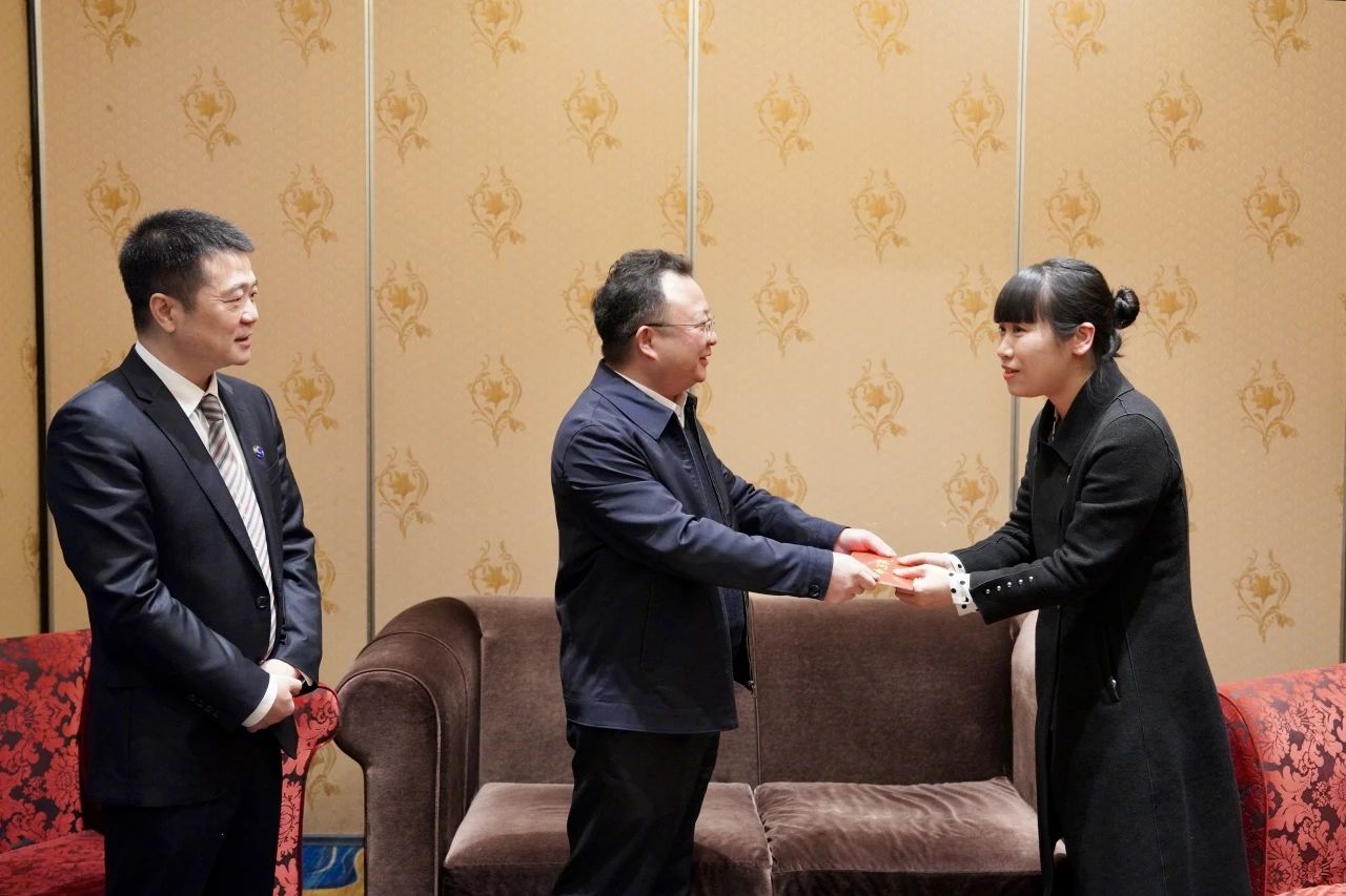 省国资委党委委员、副主任何政一行走访慰问省尊龙凯时集团生活困难党员