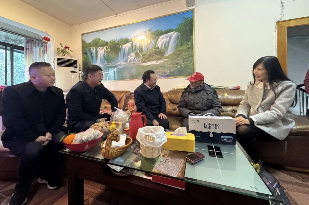 省国资委党委委员、副主任何政走访慰问省尊龙凯时集团老党员、老干部